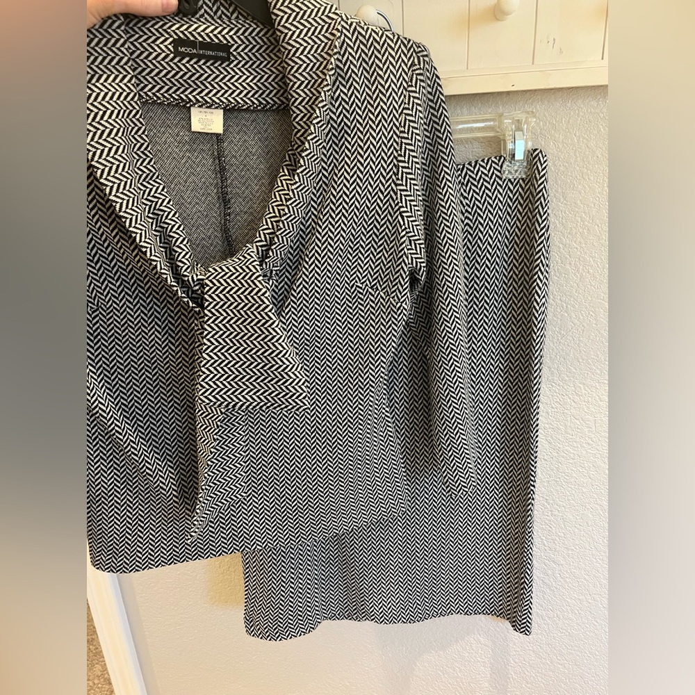 Two Piece Knit Skirt Suit in Black & White Herringbone